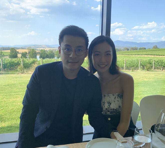 一黑一白的穿搭尽显郎才女貌！霍启仁晒合照