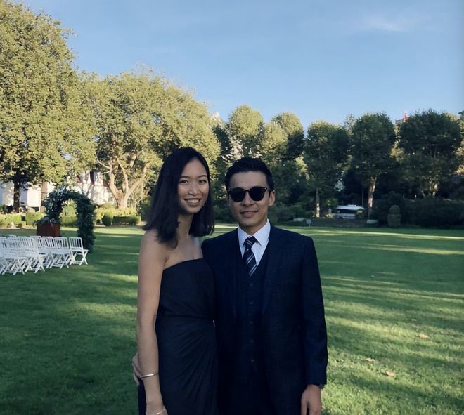 一黑一白的穿搭尽显郎才女貌！霍启仁晒合照为未婚妻庆生两人(图5)