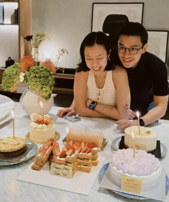 一黑一白的穿搭尽显郎才女貌！霍启仁晒合照为未婚妻庆生两人(图2)